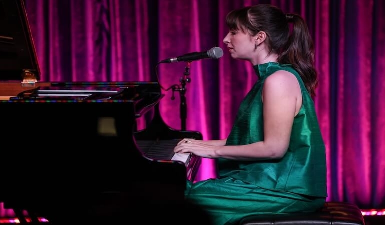 Piyano Başında Bir Şehir Ozanı